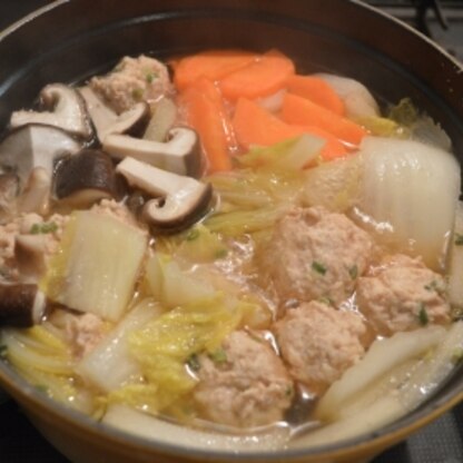 家にある材料でOKとの事で、冷蔵庫の余り野菜と肉団子で作りました♪
野菜がたっぷり食べられるので、鍋はいいですね (^_^)
暖まりました♪ごちそう様でした♥